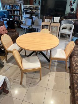 !!New!! Round dining table with four Cain chairs