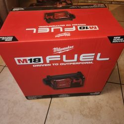 Milwaukee
M18 FUEL 18-Volt Lithium-Ion Brushless Cordless 2 Gal. Electric Compact Quiet Compressor (Tool-Only)