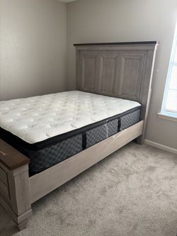Nice queen bed set
