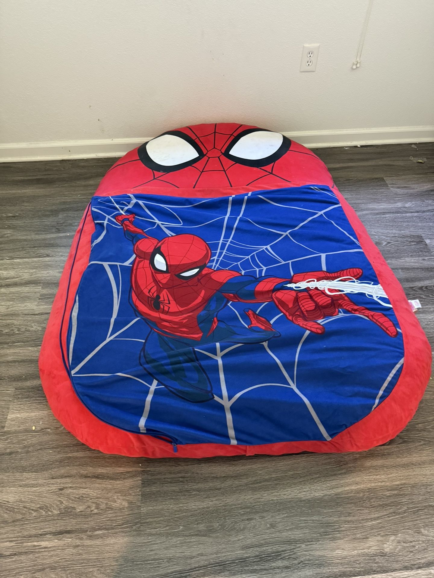 🕷️ For Sale: Spider-Man Kids’ Sleeping Bag/Mat – Great Condition –40$!