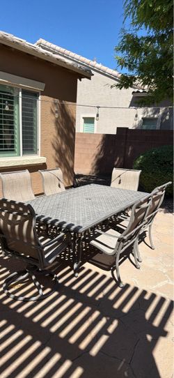 Beautiful patio table and chairs