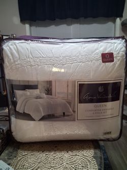 6 pieces Queen Comforter Ensemble