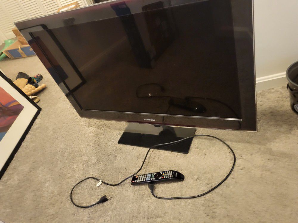 40" Samsung TV With Universal Stand
