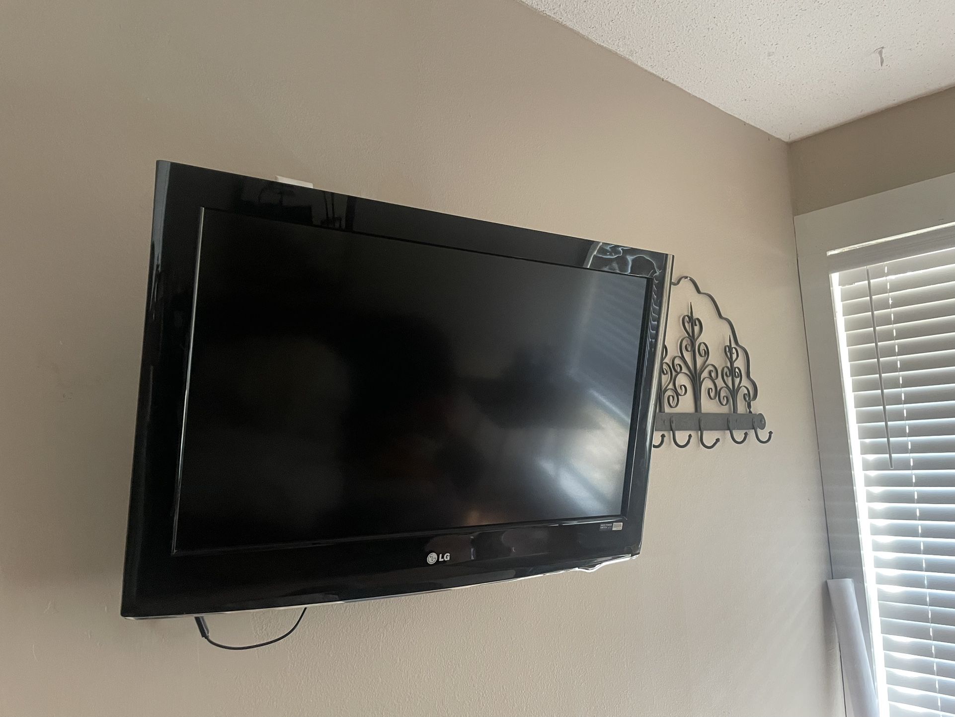 LG 32 inch W/Roku/remote abdWall Mount! 