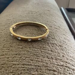 Ladies with gold toe bracelet with stone