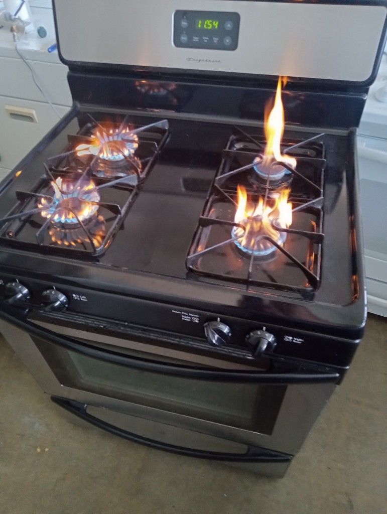 Frigidaire Electric Oven stove for Sale in Santa Ana, CA - OfferUp