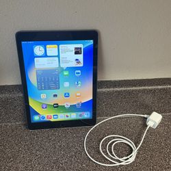 Like New! iPad 5th Gen W/Charger & Screen Protector