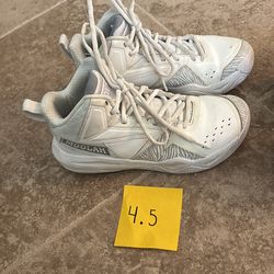 Girls basketball Shoes 4.5