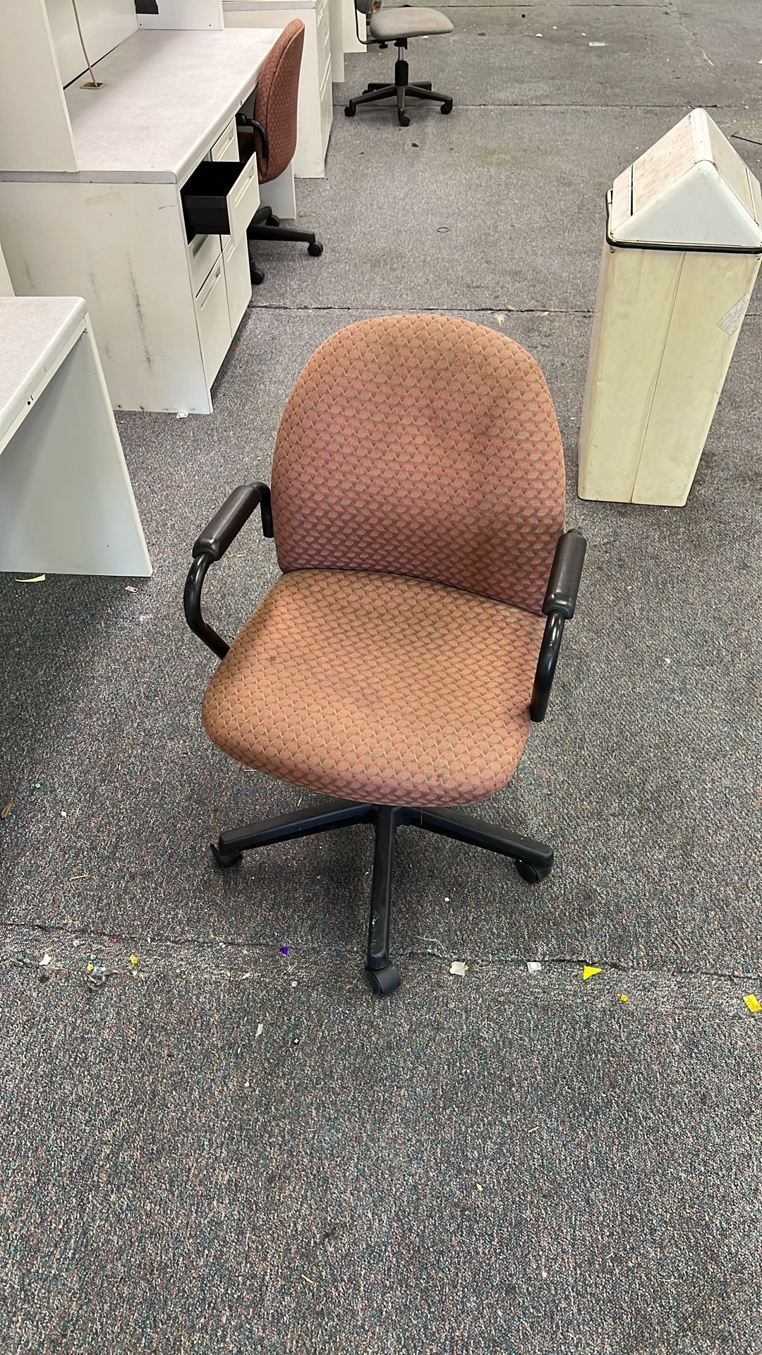 Free desk chairs. Over 20! Office Chairs. Computer Chairs