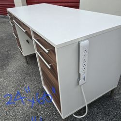 SE VENDE ESCRITORIO COMO NUEVO, CON LLAVES Y PUERTO  ELÉCTRICO