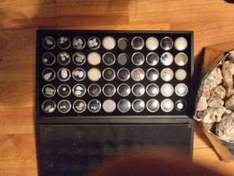Loose gems and raw Opals