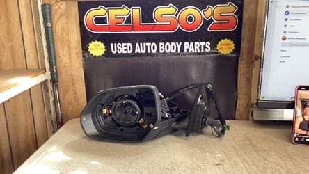 19 25 Audi Q8 LH Mirror w/camera OEM.