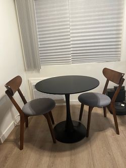 Black Tulip table with chairs