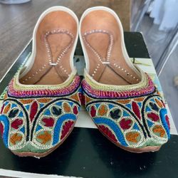 Multicoloured embroidered leather jutis