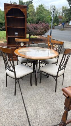 Table with 4 chairs
