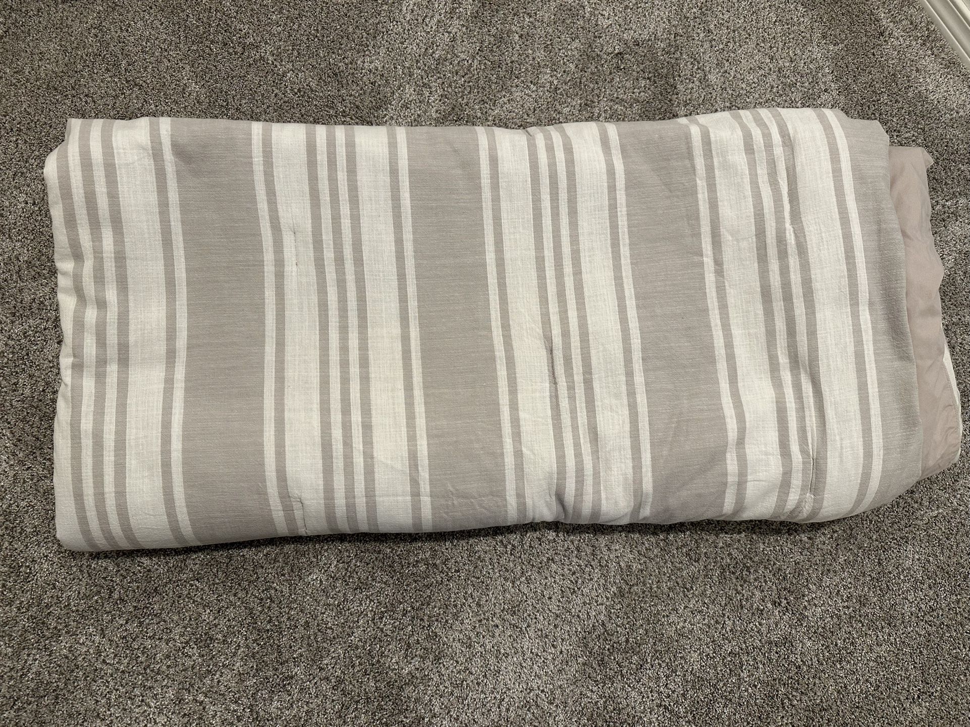 Threshold Queen Reversible Beige and Cream Comforter