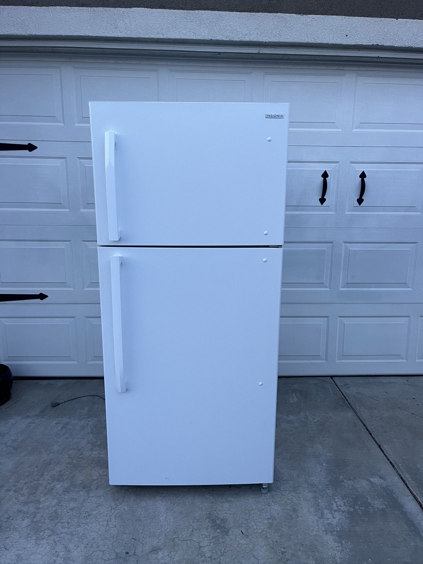 Insignia NS-RTM18WH8Q 18.1 Cu. ft. Top-Freezer Refrigerator