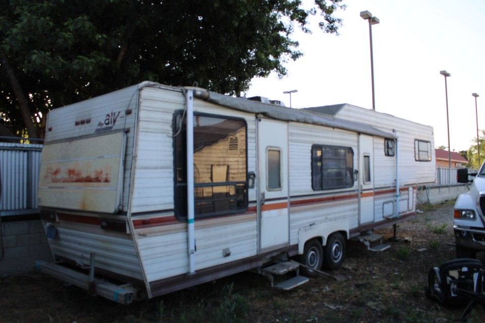 1984 Fifth Wheel Trailer Might Be A 32"