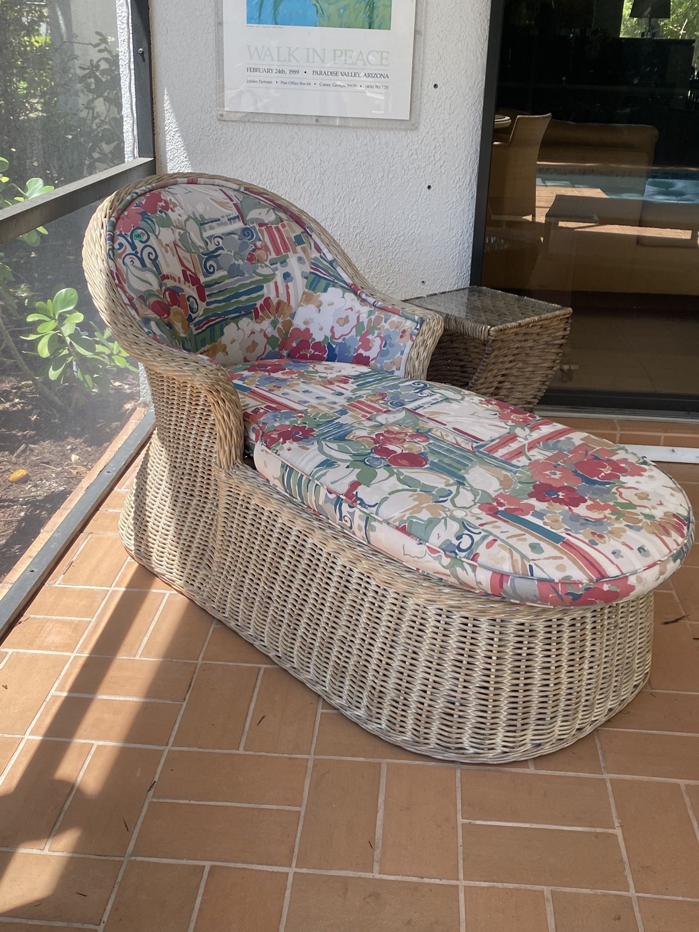 Rattan Wicker Chase Lounge Like New Indoors Or Outdoor