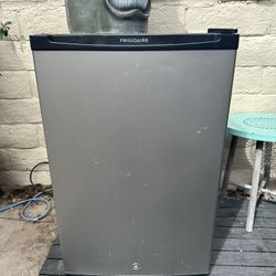 Frigidaire - 4.5 Cu. Ft Compact Refrigerator 