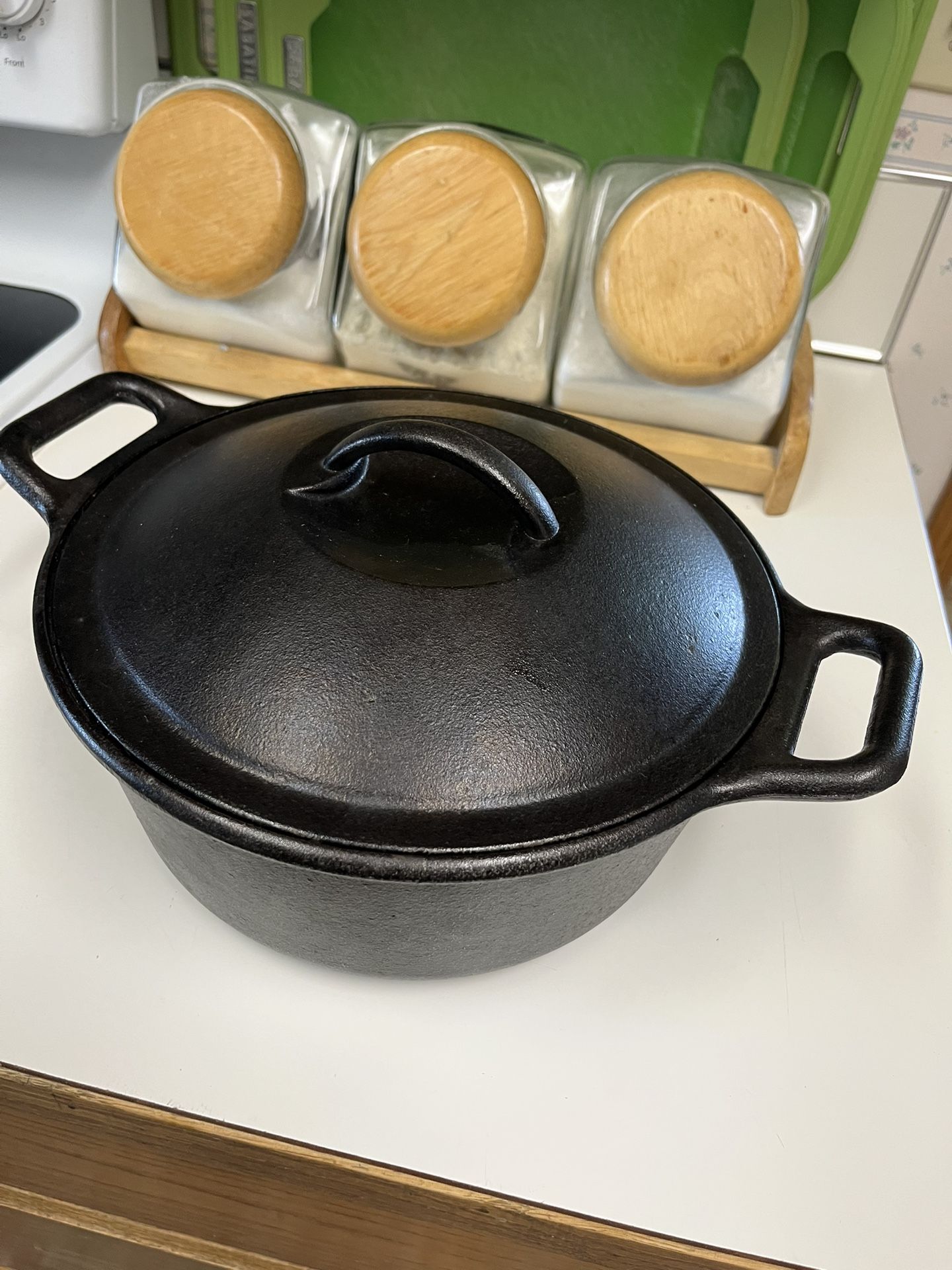 Lodge Premium Pre-Seasoned Dutch Oven W/ Lid p10d