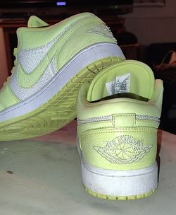 Official Model Name: Air Jordan 1 Low SE "Limelight"
Size: Women’s 10 / Men’s 8.5