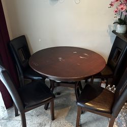 Breakfast table With 4 chairs 