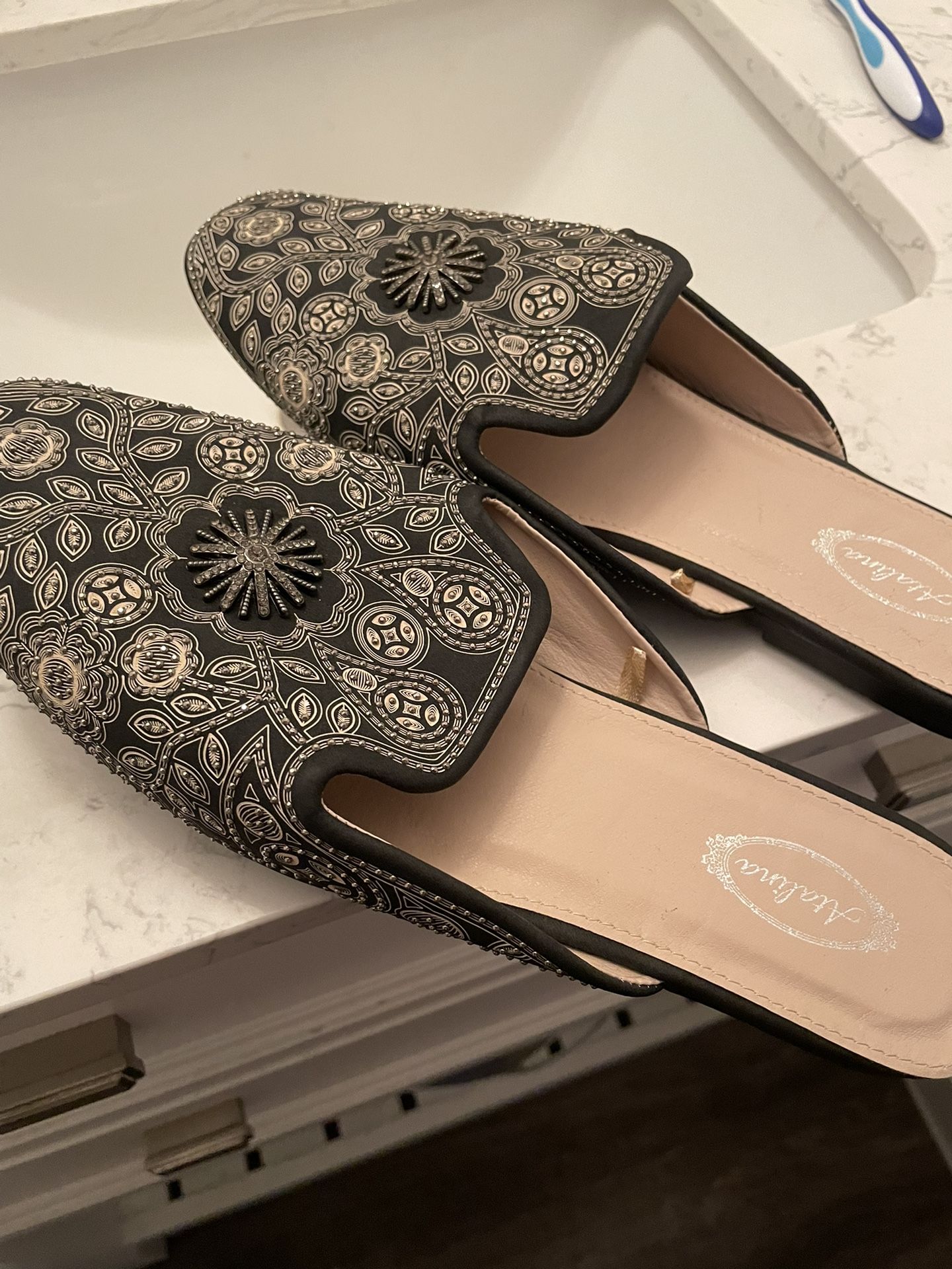 WOMEN’S FLATS