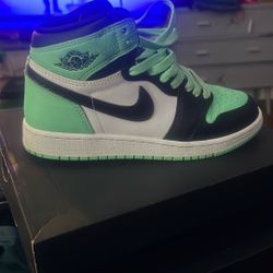 Jordan 1 Mid Size 4.5 Y 