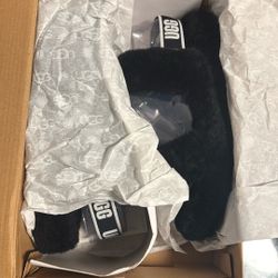 Brand new UGG slipper size 4