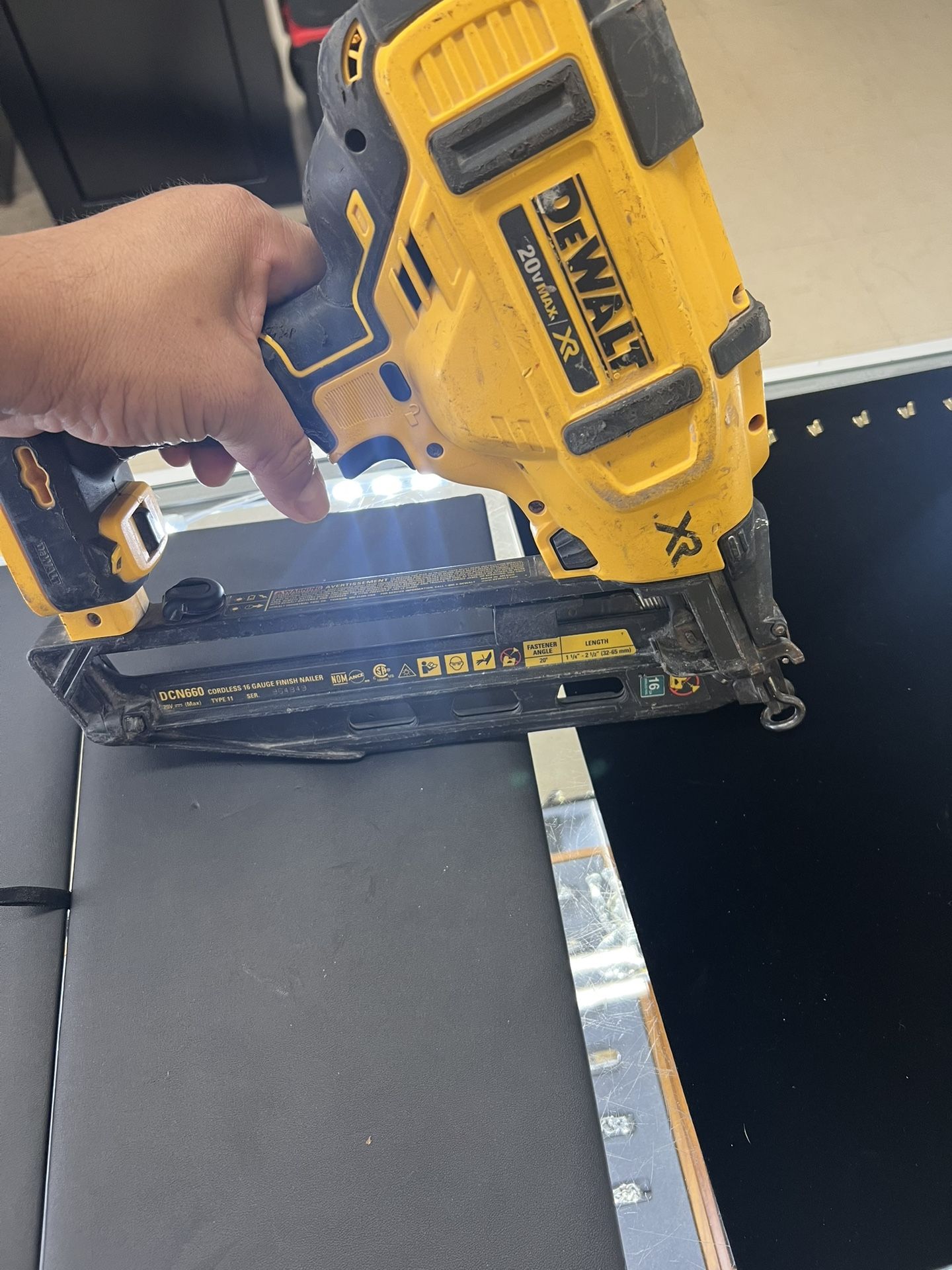 Dewalt Battery Power Finishing Nail Gun
