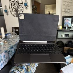 Apple iPad Magic Keyboard And Apple Pencil Pro
