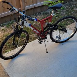 Pacific Summit Mountain Bicycle (Needs to be fixed)