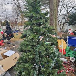 Price Is Firm.. Beautiful 7 And 1/2 Ft Pre-lit Christmas Tree