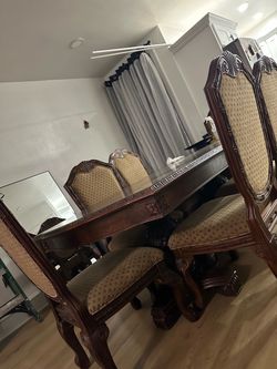 Beautiful Wooden Dining Table – Good Condition
