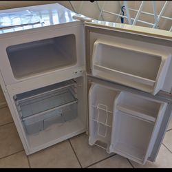 Dorm Size Refrigerator White Color Igloo Big Freezer 