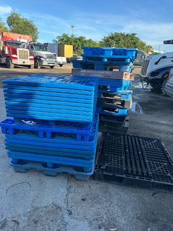 Plastic pallets random sizes $5 each
