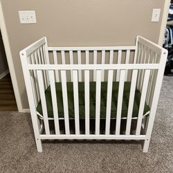 Crib with Mattress 