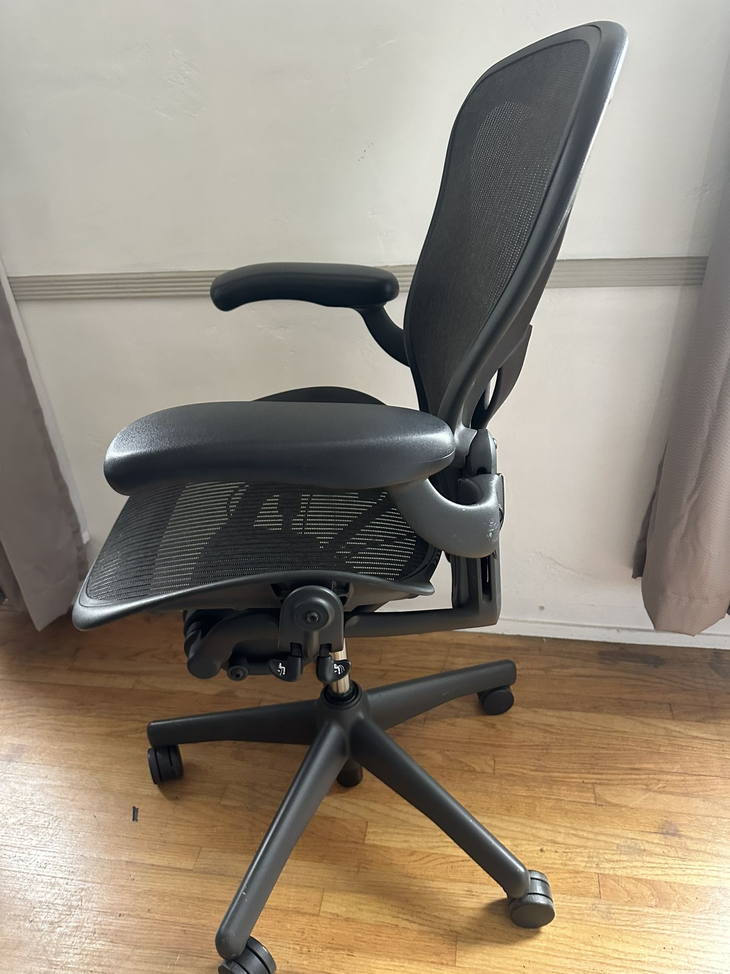 Herman Miller Aeron PostureFit Fully Loaded Size B Great Condition,