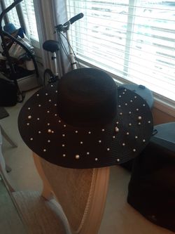 Beautiful Brand New Ladies Black And White Pearl Hat