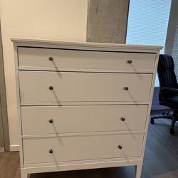 White 4-drawer dresser 41x19