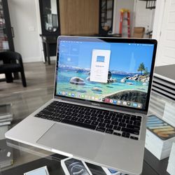 2022 13" MacBook Pro M2 Chip 8GB Ram 256SSD! 90 day warranty! We offer financing!
