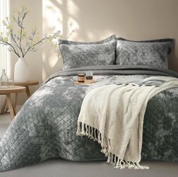 3 PCS Crushed Dark Grey Velvet Quilt Set King Size for All Season Soft Bedding Set - Retail $87