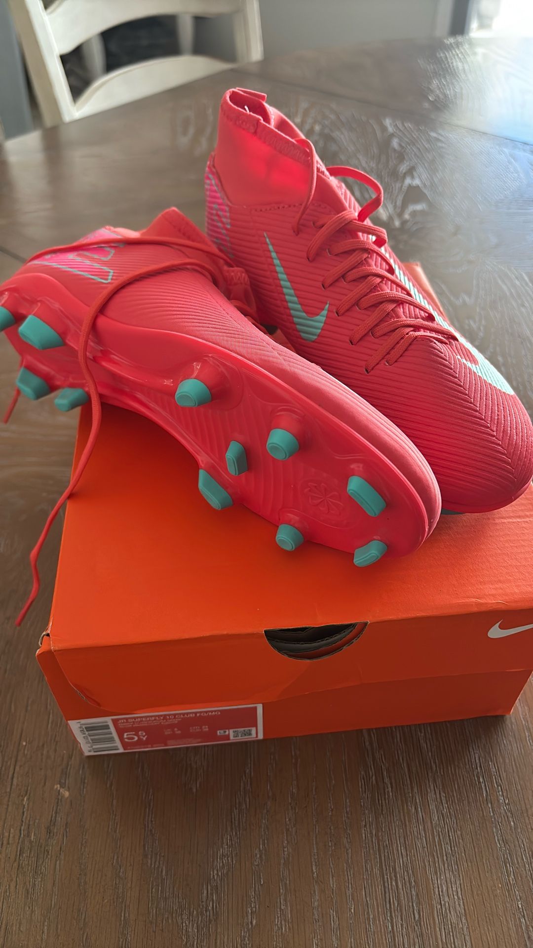 Nike Jr Superfly Size 5.5 Youth