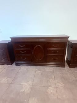8- Drawer Dresser Cherry Wood and Nightstand Set