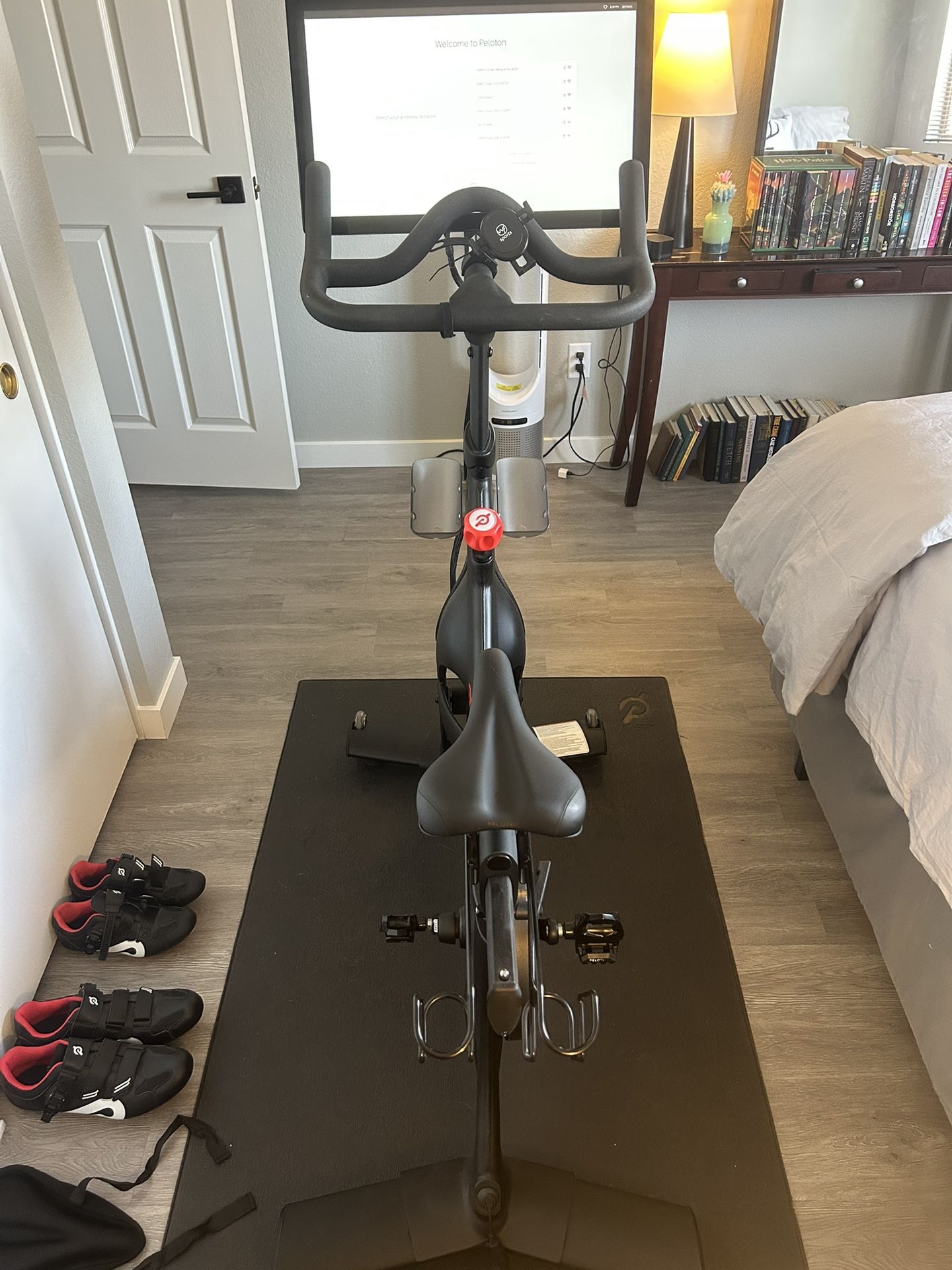 Peloton exercise/ stationary bike less than a year old streams Netflix with extras