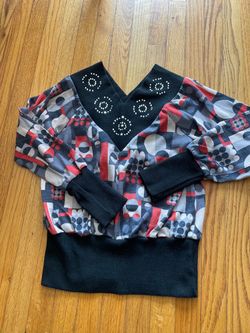 Vintage Reproduction V-neck Beaded Geometric Print Long-Sleeved Sweatshirt / Top Brand: GAMMA Design: Classic deep V-neck, with black ribbing and exq