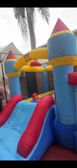 Kids bounce house