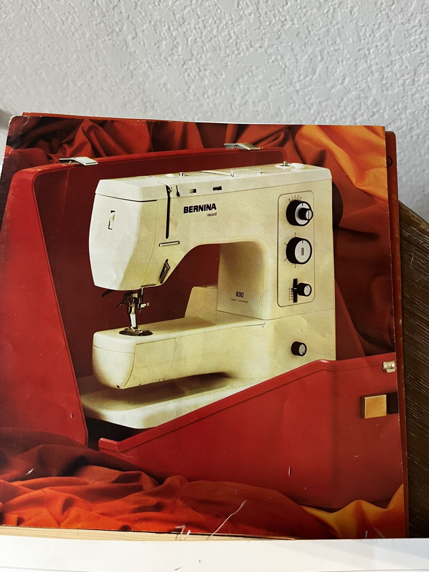 Bernina 830 Record Electronic Sewing Machine w/ Case, Manual, Table