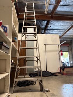 Aluminum A-frame 12‘ ladder